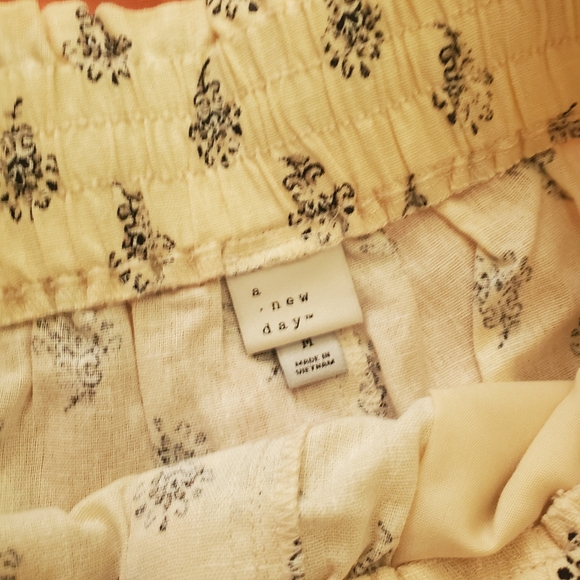 A New Day Bundle: 2 High-Rise Pull-On Lightweight Linen Blend Paperbag Shorts M - Picture 6 of 9